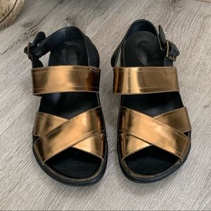 A7EIJE Gold Crisscross Sandal Women’s 8 Leather